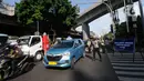 Polisi mengatur arus lalu lintas saat penyekatan masa PPKM Darurat di Perempatan Fatmawati, Jakarta, Senin (12/7/2021). Hanya dokter, paramedis, ambulans, darurat dan pengendara bermotor yang dapat menujukkan STRP yang boleh melintas. (merdeka.com/Arie Basuki)
