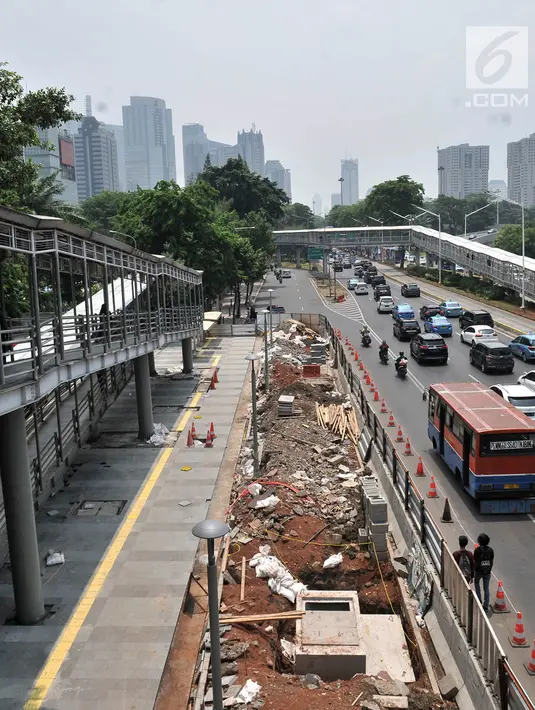 Pejalan kaki melintas di jalur khusus yang berada di bahu Jalan Jenderal Sudirman, Jakarta, Kamis (25/10). Jalur hijau trotoar tersebut dibongkar ulang guna menata kembali sekaligus meningkatkan kenyamanan pejalan kaki. (Merdeka.com/Iqbal Nugroho)