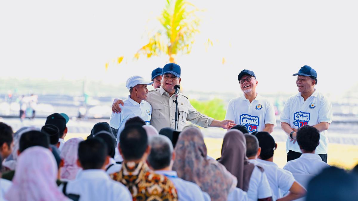 Prabowo Lontarkan Candaan Reshuffle ke Zulhas Usai Salah Nama Desa, Publik Bereaksi