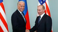 Foto yang diambil pada 10 Maret 2011 antara Joe Biden yang waktu itu menjabat sebagai Wapres AS dan Vladimir Putin sebagai Presiden Rusia. (AP Photo/Alexander Zemlianichenko, File)