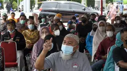 Warga lanjut usia (lansia) menunggu untuk menerima suntikan vaksin Sinovac dari petugas medis di Alun-Alun Bekasi, Jawa Barat, Rabu (23/2/2022). Sebanyak 600 dosis vaksin Sinovac disiapkan pemerintah setempat untuk warga lansia guna mencegah penyebaran COVID-19. (Liputan6.com/Herman Zakharia)