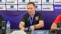 Pelatih Yordania U-20, Peter Meindertsma, berbicara pada sesi konferensi pers jelang pertandingan. (Bola.com/Aditya Wany)