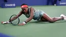 Petenis berusia 15 tahun Coco Gauff terjatuh saat mengejar bola tembakan Timea Babos dalam putaran kedua turnamen tenis AS Terbuka di New York, AS, Kamis (29/8/2019). Petenis asal AS tersebut menaklukkan Timea Babos dengan skor 6-2, 4-6, dan 6-4. (AP Photo/Charles Krupa)