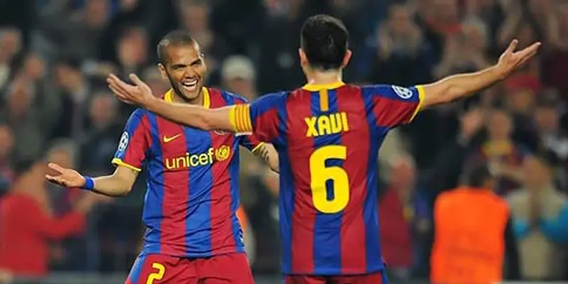 Dani Alves dan Xavi (© AFP 2011)