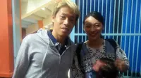 Gelandang Persela, Kosuke Yamazaki Uchida, di Liga 2 bersama istri dan anak. (Bola.com/Fahrizal Arnas)