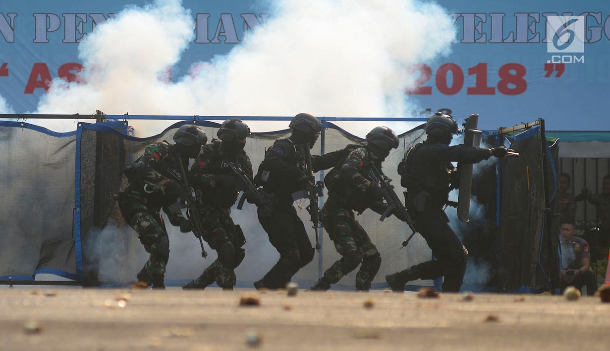 Personel polisi dan tentara bersenjata saat ambil bagian dalam apel pengamanan Asian Games 2018 di Lapangan Ditlantas Polda Metro Jaya, Jakarta, Selasa (31/7). (Merdeka.com/Imam Buhori)