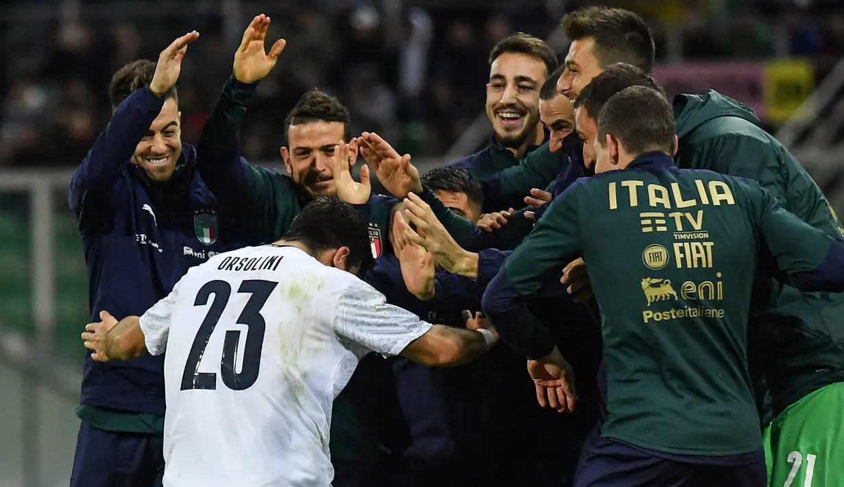 Para pemain Italia merayakan gol yang dicetak Riccardo Orsolini ke gawang Armenia pada laga Kualifikasi Piala Eropa 2020 di Stadion Renzo Barbera, Palermo, Senin (18/11). Italia menang 9-1 atas Armenia. (AFP/Andreas Solaro)