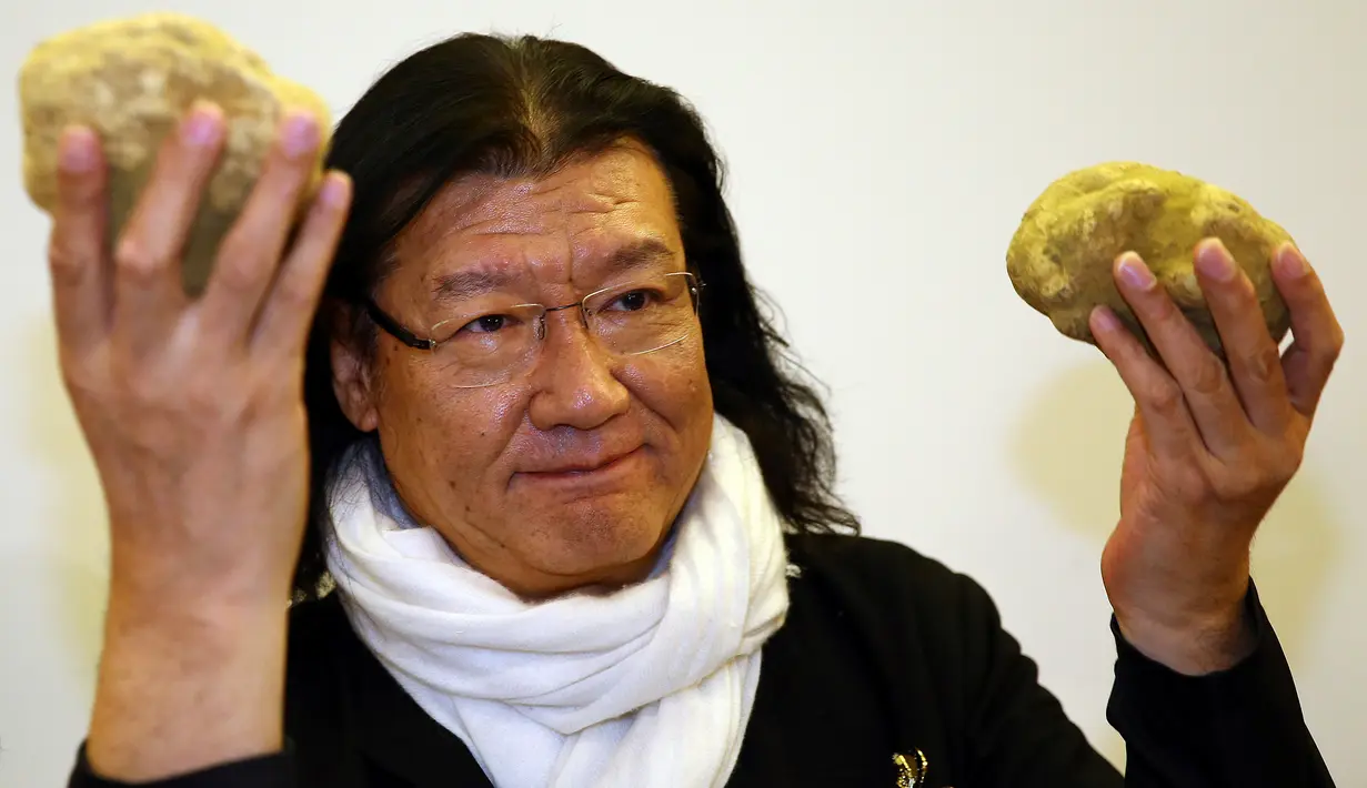Chef Dong Zhenxiang dari China menunjukkan dua jamur truffle yang dibeli pada lelang internasional di Grinzane Cavour dekat Alba, Italia, Minggu (13/11). Jamur truffle itu dibeli dengan harga 100,500 euro (sekitar Rp 1,4 M). (REUTERS/Stefano Rellandini)