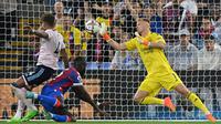 Aaron Ramsdale beraksi dalam laga Arsenal versus Crystal Palace di Selhurst Park, London, Sabtu (6/8/2022) dini hari WIB. (AFP/Justin Tallis)