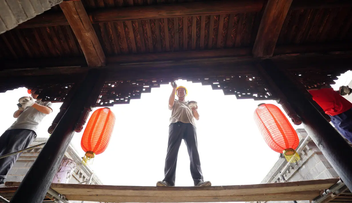 Foto dari udara pekerja merenovasi rumah-rumah kuno di Distrik Xiangdu di Kota Xingtai, China, 14 Juli 2020. Pemerintah setempat tahun ini menjalankan proyek renovasi rumah kuno dengan tujuan merevitalisasi rumah-rumah tua dan memelihara warisan budaya arsitektur kuno. (Xinhua/Zhu Xudong)
