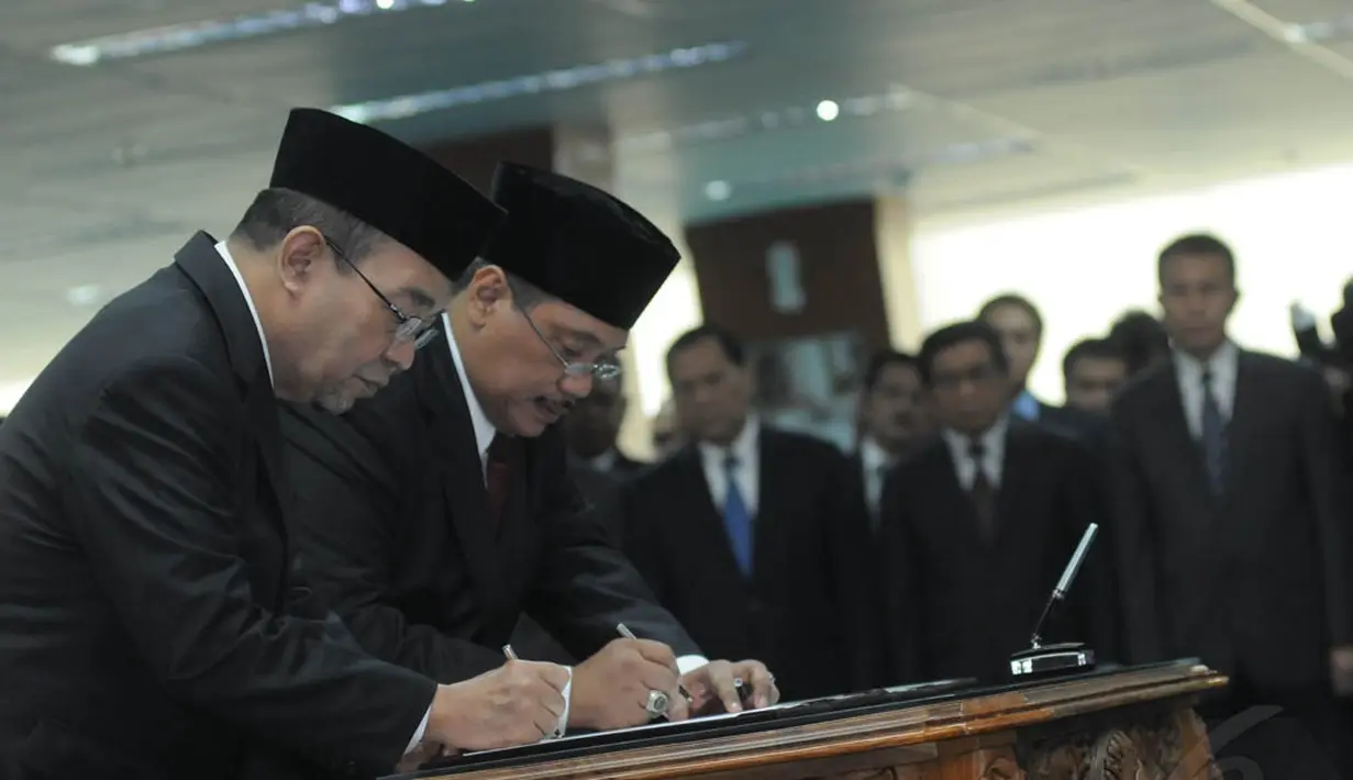 Ketua BPK Harry Azhar Azis dan wakilnya Sapto Amal Damandari saat penandatanganan surat sumpah jabatan di Gedung Sekretariat MA, Jakarta, (28/10/2014). (Liputan6.com/Herman Zakharia)