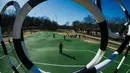 Anak-anak bermain di lapangan Puckelboll yang ada di Skarholmen, Stockholm, Swedia, 11 April 2016. Bentuk lapangan bergelombang ini didesain oleh Johan Storm dengan ukuran 25 x 40 meter. (Jonathan NACKSTRAND/AFP)