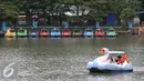 Warga menaiki perahu bebek di Setu Babakan, Jakarta, Jumat (25/11). Gubernur non-aktif DKI Jakarta Basuki Tjahaja Purnama memfokuskan dana pelestarian budaya Betawi di Unit Pelayanan Terpadu (UPT) Setu Babakan. (Liputan6.com/Immanuel Antonius)