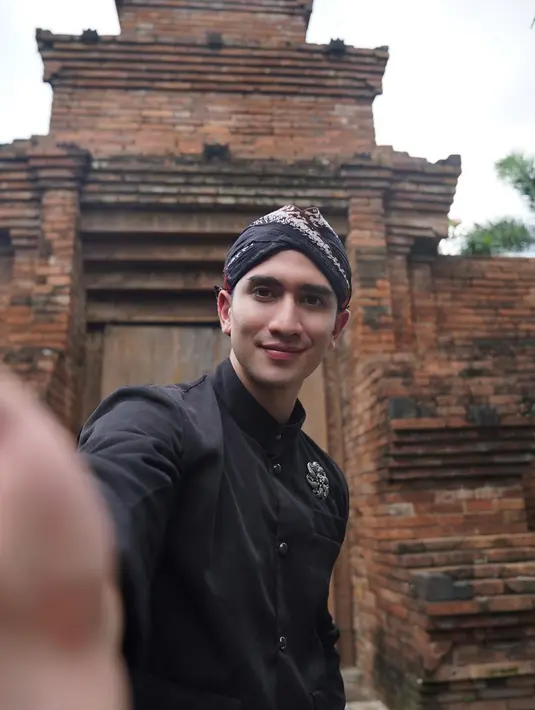 Sedangkan atasan, pria 26 tahun itu mengenakan beskap khas Yogyakarta lengkap dengan blangkon khas-nya. Potret Verrell Bramasta saat mengenakan pakaian adat jawa ini membuatnya tampil bak cowok keraton. (Liputan6.com/IG/bramastavrl)