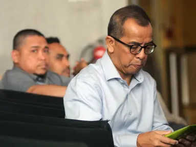 Mantan Dirut PT Garuda Indonesia Emirsyah Satar menunggu pemeriksaan oleh penyidik KPK di Jakarta, Rabu (7/8/2019). Emirsyah diperiksa sebagai tersangka kasus dugaan suap pengadaan pesawat dan mesin pesawat dari Airbus SAS dan Rolls Royce PLC pada PT Garuda Indonesia (merdeka.com/Dwi Narwoko)