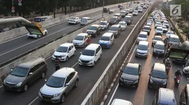 Kendaraan terjebak kemacetan di Jalan Casablanca, Jakarta, Sabtu (6/10). Adanya JLNT Kampung Melayu-Tanah Abang di kawasan tersebut tidak berdampak signifikan untuk mengurai kemacetan akibat tingginya volume kendaraan. (Liputan5.com/Immanuel Antonius)