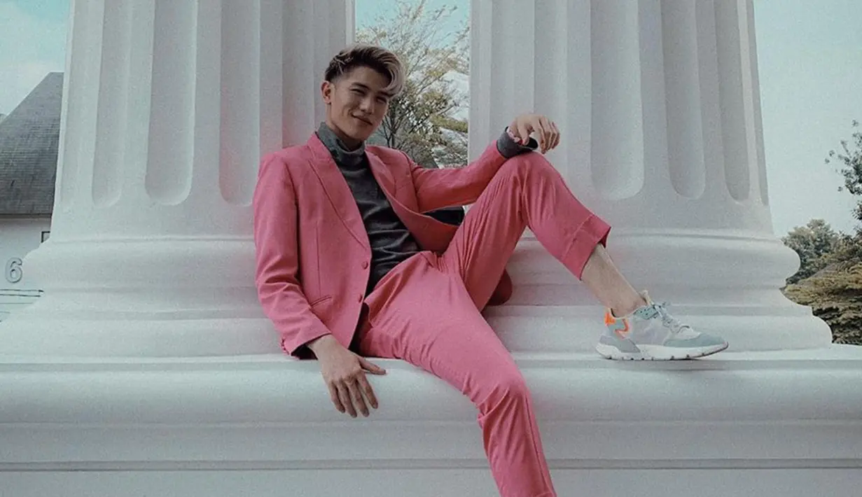 Julian Jacob tampil anti-mainstream dengan mengenakan setelan jas berwarna pink yang dipadukan dengan sneakers putih. (Liputan6.com/IG/@julianjacs)