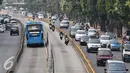 Pemotor melintasi jalur Transjakarta di kawasan Mampang, Jakarta, Senin (4/1). Buruknya mental pemotor membuat jalur khusus tersebut seringkali disalahgunakan, meskipun kondisi lalu lintas Jakarta dalam kondisi lengang. (Liputan6.com/Immanuel Antonius)