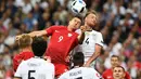 Pemain Jerman, Benedikt Hoewedes, duel dengan pemain Polandia, Robert Lewandowski, pada laga kedua Grup C Piala Eropa 2016 di Stade de France, Jumat (17/6/2016) dini hari WIB. (AFP/Franck Fife)