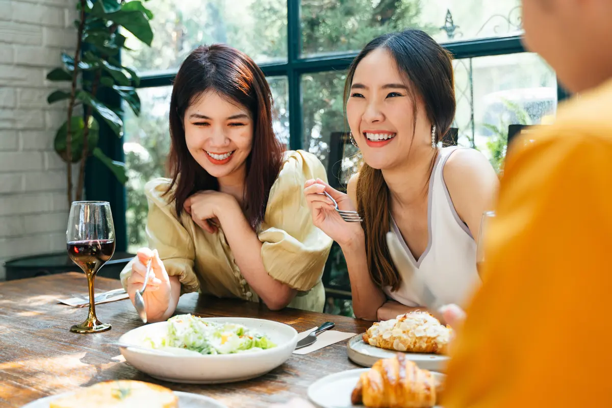 sahabat perempuan makan bersama