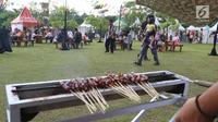 Pengunjung menikmati wisata kuliner pada acara Festival Frontliners pertama di Bintaro, Tangerang Selatan, Minggu (17/12). Festival ini dimeriahkan dengan pertunjukan music dan pameran. (Liputan6.com/Fery Pradolo)