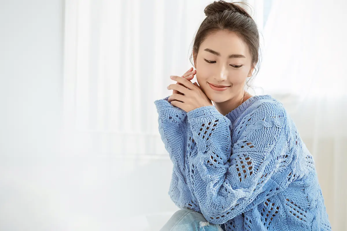 perempuan dan desember sweater biru