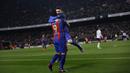 Bintang Barcelona, Lionel Messi, merayakan gol yang dicetaknya ke gawang Valencia pada laga Liga Spanyol di Stadion Camp Nou, Spanyol, Minggu (19/3/2017). Barcelona menang 4-2 atas Valencia. (AP/Manu Fernandez)