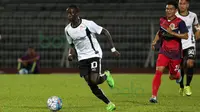 Gelandang  T-Team Malaysia, Makan Konate, menggiring bola saat berlaga melawan ATM FA pada laga play-off Malaysia Super League 2016. (Bola.com/Nicklas Hanoatubun)