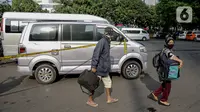 Penumpang yang terjaring razia travel gelap Ditlantas Polda Metro Jaya dipulangkan ke daerah asalnya, Jakarta, Kamis (29/4/2021). Sebanyak 115 kendaraan travel gelap diamankan karena diduga kuat mengangkut pemudik di tengah masa pengetatan larangan mudik 2021. (Liputan6.com/Faizal Fanani)