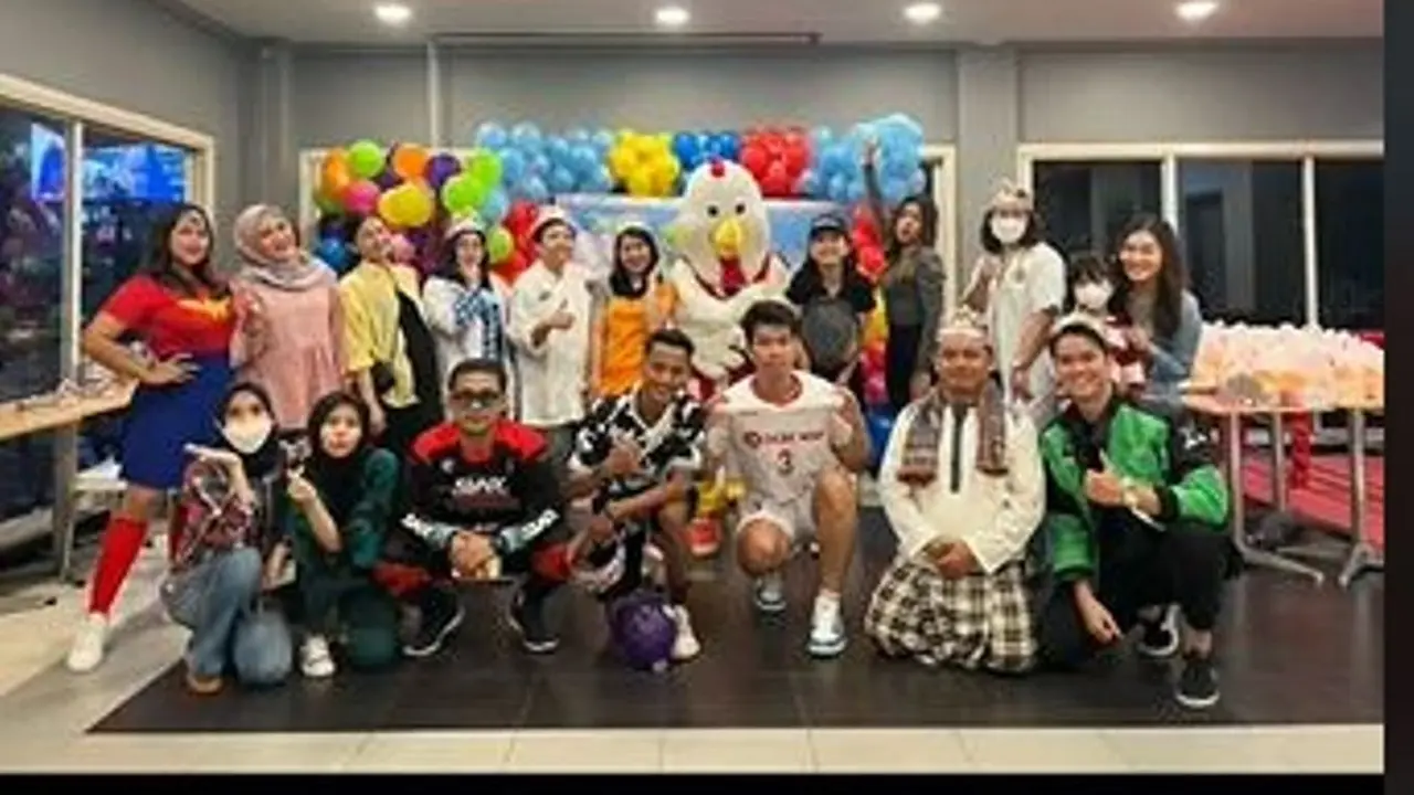 Rayakan Ulang Tahun di Restoran Cepat Saji, Para Tamunya Pakai Kostum Sesuai Cita-Cita.  foto: TikTok foto: @sunflowyyyyy