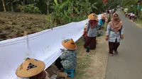 Para pengrajin Desa Kebon, Bayat, Klaten, Jawa Tengah bergotongroyong membuat sebuah karya batik monumental nan apik. Penasaran?