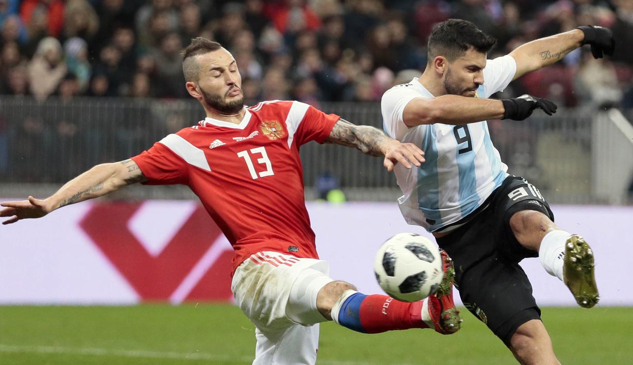 Striker Argentina, Sergio Aguero, melepaskan tendangan saat melawan Rusia pada laga persahabatan jelang Piala Dunia 2018 di Stadion Luzhniki, Moskow, Sabtu (11/11/2017). Rusia kalah 0-1 dari Argentina. (AP/Pavel Golovkin)