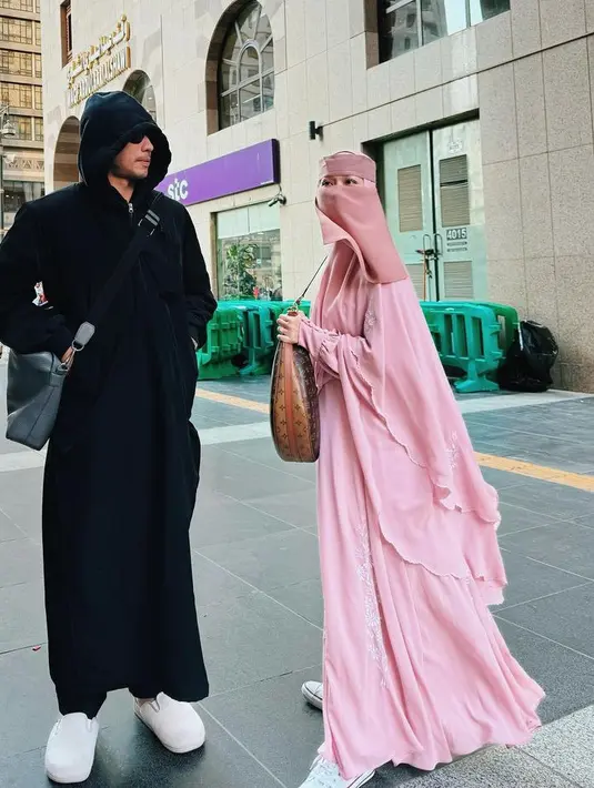 Selepas menikah dengan Tiko, Bunga Citra Lestari pun memutuskan untuk pergi Umrah. Ia tampil dengan abaya pink serasi dengan kerudung syari dan cadarnya. [@itmebcl]