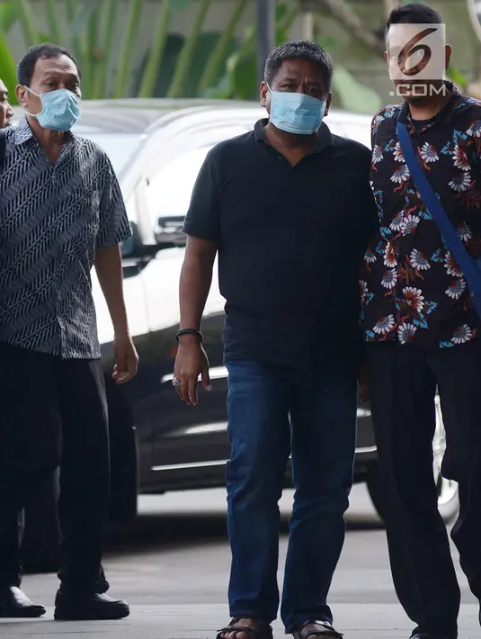 Hakim Kayat (batik abu-abu) dan orang yang berperkara kasus suap bebaskan terdakwa PN Balikpapan Papan tiba di KPK, Jakarta, Sabtu (4/5/2019). KPK mengamankan duit sekitar Rp 100 juta yang diduga terkait suap dalam penanganan kasus penipuan di persidangan. (merdeka.com/Imam Buhori)
