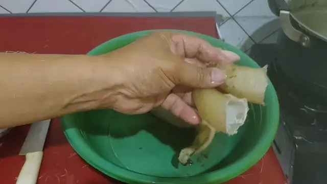 Hanya dengan 1 Alat, Begini Cara Simpel Bersihkan Kepala Kambing Sebelum Dimasak