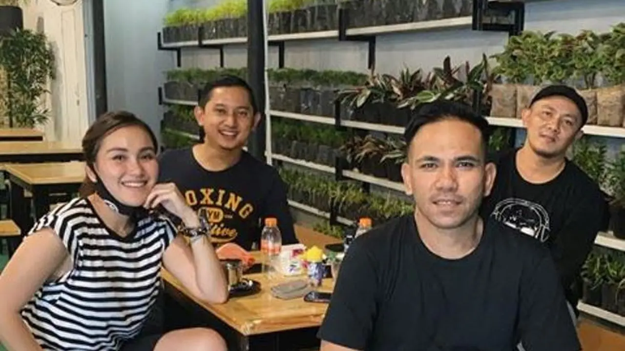 Menengok Kafe Milik Ayu Ting Ting, Ada Mural Karya Wendy Cagur