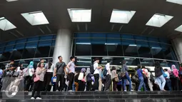 Ratusan pencari kerja mengantri masuk mengikuti Indonesia Career Expo 2016 di SMESCO Exhibiton Hall, Jakarta, Jumat (8/1/2016). Berdasar data BPS pada Agustus 2015, jumlah penganggur terbuka mencapai 7,56 juta orang. (Liputan6.com/Helmi Fithriansyah)