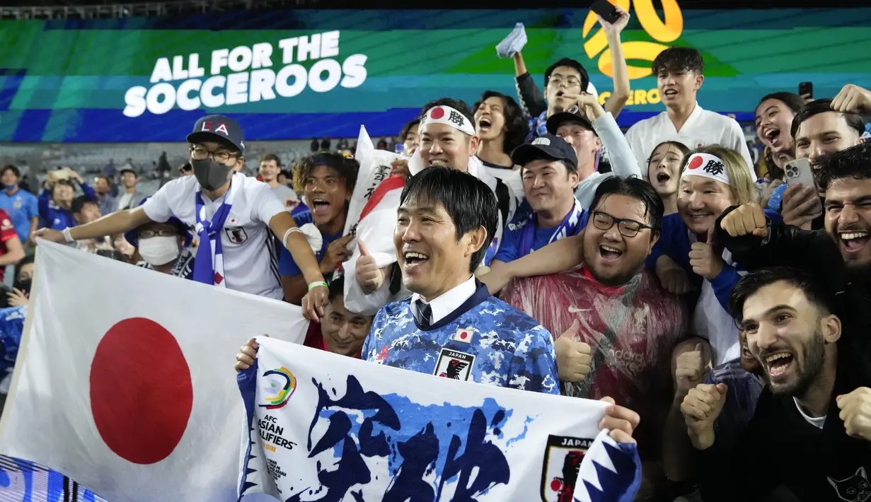 Pelatih Jepang, Hajime Moriyasu merayakan dengan penonton setelah mengalahkan Australia pada pertandingan play-off Piala Dunia 2022 di Stadium Australia di Sydney,  Kamis (24/3/2022). Jepang menang atas Australia dengan skor 2-0. (AP Photo/Mark Baker)