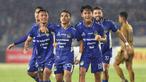 Pemain PSIM Yogyakarta meryakan gol kemenangan yang dicetak oleh Daniel Roken Tampubolon&nbsp;(tengah) pada laga final Pegadaian Liga 2 2024/2025 melawan Bhayangkara FC di Stadion Manahan, Solo, Jawa Tengah, Rabu (26/02/2025). (Bola.com/Abdul Aziz)