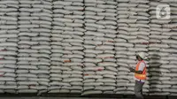 Petugas mendata ketersediaan stok beras di Gudang Bulog Divisi Regional DKI Jakarta, Kelapa Gading, Rabu (29/12/2021). Dirut Perum Bulog Budi Waseso mengungkapkan hingga dengan penghujung 2021 Bulog berhasil melakukan penyerapan beras petani mencapai 1,2 juta ton. (merdeka.com/Iqbal S Nugroho)