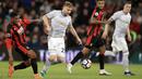 Aksi pemain Manchester United, Luke Shaw (kanan) melewati adangan pemain Bournemouth, Jordon Ibe pada lanjutan Premier League di Vitality Stadium, Bournemouth, (18/4/2018). MU menang 2-0.  (Adam Davy/PA via AP)