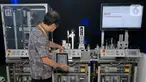 Perwakilan Bosch Rexroth mengaplikasikan Solusi Mechatronics Training System (mMS 4.0) Gedung PIDI 4.0, Jakarta, Rabu (8/12/2021). mMS 4.0 dirancang untuk memberikan pengalaman dan keterampilan bagi para pekerja dalam mengoperasikan dan menavigasi teknologi Industri 4.0. (Liputan6.com/HO/Bosch)