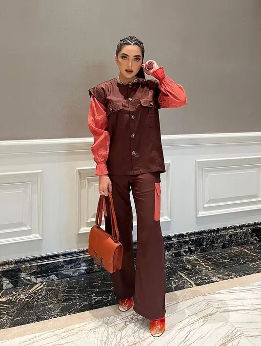 Potret terbaru ini, Ashanty mengenakan outfit serba merah, atasan dan bawahan yang serasi. Makeup bold bernuansa cokelat dan eye-makeup sempurna yang mempertajam matanya, dipadu dengan gaya rambut bak dewi-dewi Yunani. Foto: Instagram.