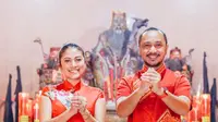 Giring Ganesha atau dikenal Giring eks Nidji menyampaikan ucapan selamat imlek 2022 bersama sang istri, Cynthia Riza (https://www.instagram.com/p/CZawobnJuDr/)