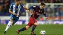 Pemain FC Barcelona, Lionel Messi melewati pemain RCD Espanyol,  Joan Jordan pada laga Copa Del REy leg kedua babak 16 besar di Stadion Power8,  Cornella-El Prat, Barcelona, Spanyol,Kamis (14/1/2016) dini hari WIB. (EPA/Toni Albir)