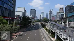 Sejumlah ruas jalan di Jakarta terlihat sepi aktivitas pada peringatan HUT RI ke 71, Jakarta, Rabu (17/8). Sejumlah warga memilih beraktivitas di lingkungan rumah menikmati libur nasional. (Liputan6.com/Angga Yuniar)