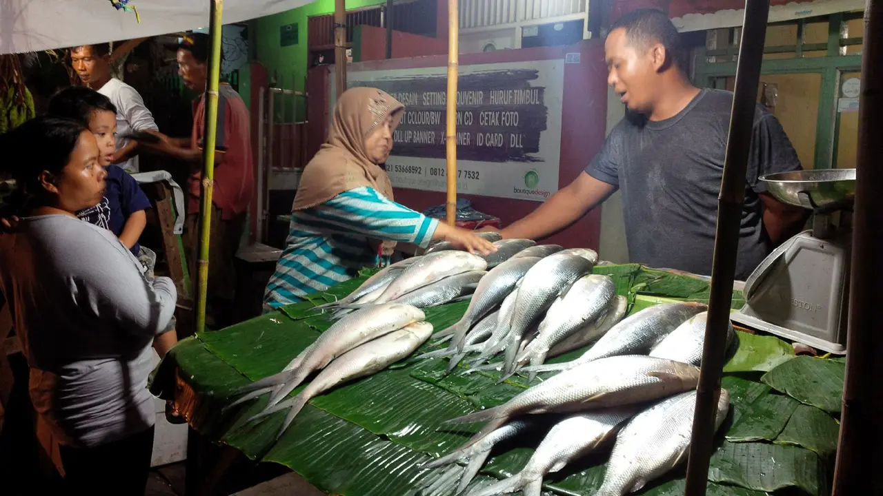 Jelang Imlek, Penjual Ikan Bandeng di Rawa Belong Diserbu Warga
