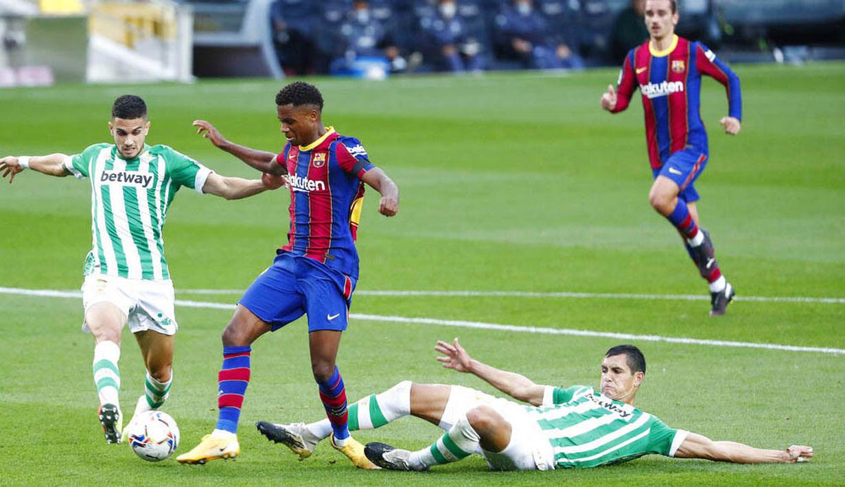 Bintang muda Barcelona itu mendapat tekel keras dari Aissa Mandi di menit ke-31. (AP Photo/Joan Monfort)