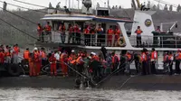 Tim SAR mengangkat salah satu korban kapal tenggelam di Sungai Yangtze, Jianli, China. (Xinhua/Ding Lin)