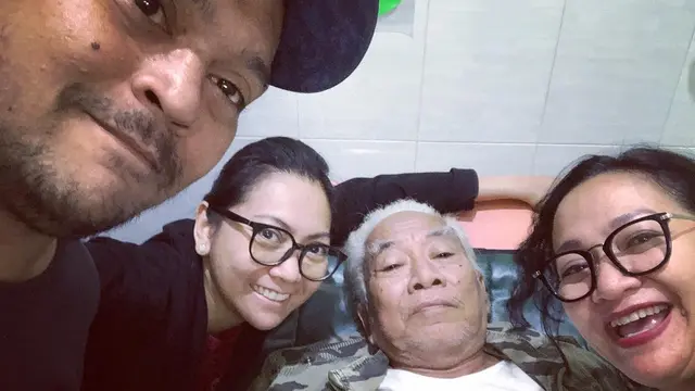 Nomo Koeswoyo dan keluarga. (Foto: Dok. Instagram @chichakoeswoyo)